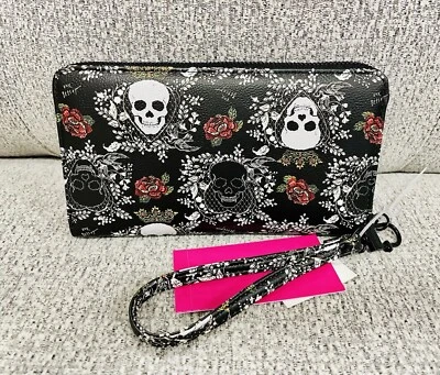 NUEVO CON ETIQUETAS Betsey Johnson Calaveras y Rosas Cremallera Alrededor Cartera Muñequera Foto 1 de 3