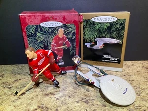 Hallmark Keepsake Adornos de Navidad con fecha USS Enterprise 1993 Gordie Howe 1999 - Imagen 1 de 10