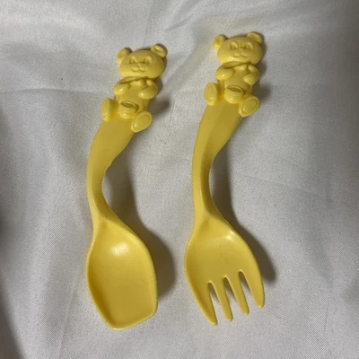 Oso de peluche curvo Sanitoy Inc de colección amarillo tenedor cuchara bebé Hong Kong Foto 1 de 4