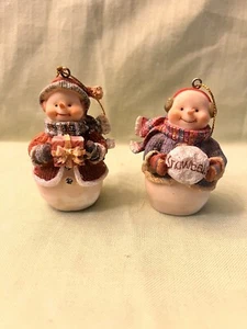 2 SNOWMAN HOLDING SNOWBALL & PRESENT CHRISTMAS ORNAMENT - Picture 1 of 4