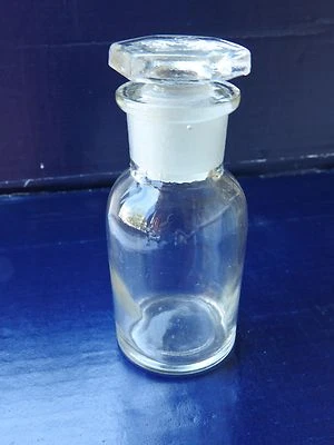  FLACON DE PHARMACIE EN VERRE ANCIEN AVEC BOUCHON * NORM. R.M. 60* - COLLECTION  - Photo 1/4