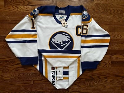 Buffalo Sabres Pat LaFontaine CCM NUEVO CON ETIQUETAS Talla 48 Auténticas camisetas de hockey Center Ice Foto 1 de 4