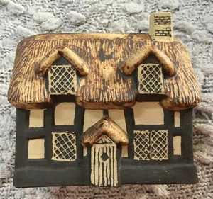 Ceramic Cottage Figurines Table Cabinet Display Beautiful Vintage Rare Free Post - Picture 1 of 5