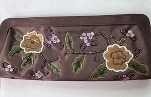 Cartera sin asas vintage satinada marrón con apliques florales forro verde rectangular con cremallera - Imagen 1 de 6