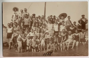 Foto postal real vintage de los años 20 - Foto de playa de grupo - Trajes de baño - Imagen 1 de 2