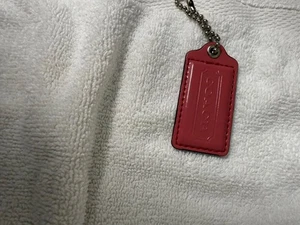 Coach Schlüsselanhänger Lackleder rosa rosa Anhänger mit silberfarbener Kugelkette - Bild 1 von 8