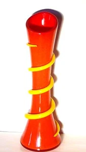 KUNSTGLAS ORANGE GEFASST FLASCHENFORM MIT AUSGESTELLTEM SOCKEL VASE MIT APPLIZIERTER GELBER SCHLANGE - Bild 1 von 9
