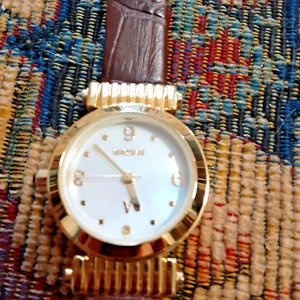 Orologio da polso nuovo AGENDA cinturino in pelle marrone tono oro necessita di batteria - Foto 1 di 2