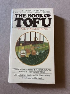 THE BOOK OF TOFU by William Shurtleff & Akiko Aoyagi  1981 Ballantine paperback - Picture 1 of 3