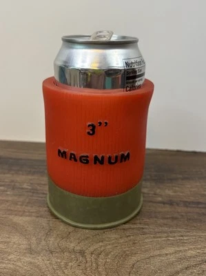 "Lata de refresco de cerveza Magnum roja vintage de 3"" escopeta Koozie Shell Rivers Edge Products" Foto 1 de 4