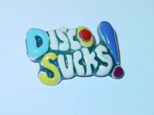DISCO SUCKS VINTAGE 1980's CERAMIC PIN COLLECTIBLE ROCK & ROLL ITEM 1.5 INCH - Picture 1 of 2
