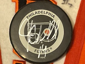 JUSTIN WILLIAMS PHILADELPHIA FLYERS SIGNED AUTO AUTOGRAPHED NHL GAME PUCK CANADA - Picture 1 of 11