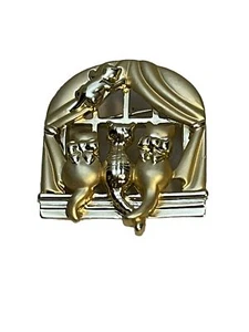 Broche prendedor AJC de colección AJC tono dorado gatos con arcos y ratón en un alféizar firmado AJC - Imagen 1 de 4