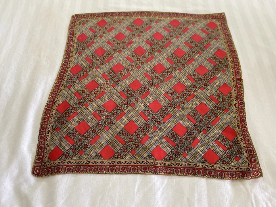 Bufanda de seda cuadrada vintage de los años 70 20"X 20 cosida a mano oro rojo clásica usada en excelente estado Foto 1 de 4