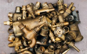 LOT OF BRASS SCRAP ~FITTINGS VARIOUS SIZES &TYPES 10LBS. AS IS - Picture 1 of 3