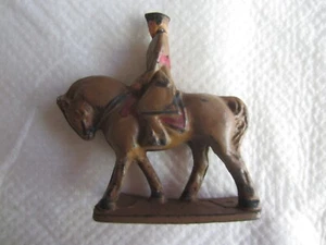 Soldado de goma Auburn vintage a caballo - 3 3/4 pulgadas de alto, 3 1/2 pulgadas de largo - Imagen 1 de 6