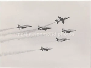 BAE Hawk Red Arrows RAF Acrobatic Team Roll Backs Formation 1983 Photo, AY404 - Picture 1 of 2