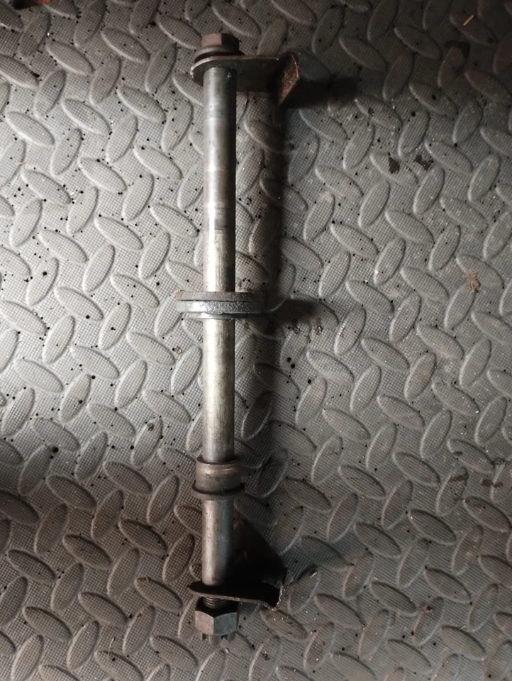 Eje de rueda trasero Kawasaki ZZR 600 1993 a 2006 ZZR600 ZX600E Foto 1 de 1