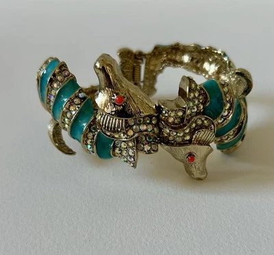 Brazalete con bisagras Betsey Johnson Betsey and the Sea Sea Seahorses tono dorado Foto 1 de 4