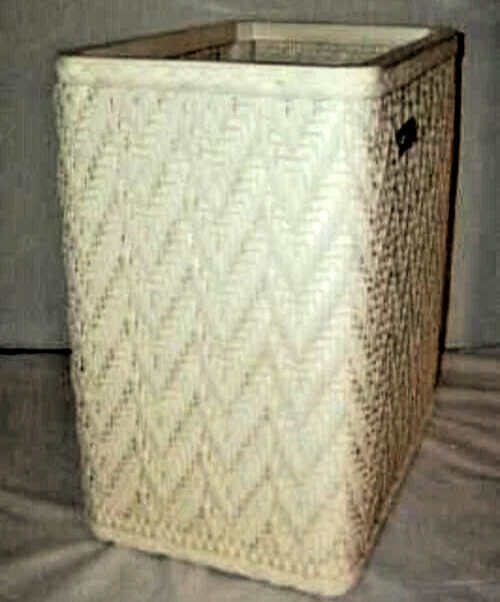 Cesta de basura de mimbre blanca Cottagecore Redmon años 60 etiqueta apenas usada Foto 1 de 4