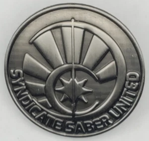 Prendedor de solapa de sombrero de metal Syndicate Saber United sin fecha - Imagen 1 de 4