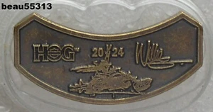 ⭐"NUEVO" 2024 HARLEY DAVIDSON GRUPO DE PROPIETARIOS CERDO ROCKERO CHALECO CHAQUETA WIILIE G PIN - Imagen 1 de 1