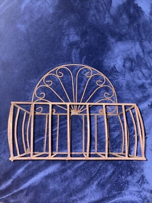 Cesta de plantas de hierro forjado oxidada para decoración de jardín colgante de pared estante pergamino Foto 1 de 3