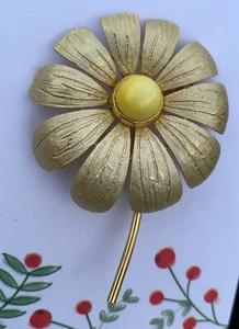 Vintage Signed Lisner Gold Tone Enamel Flower Brooch Pin Yellow Cabochon Stamen - Picture 1 of 2
