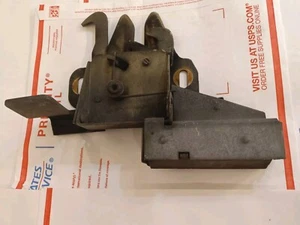 VERY NICE USED FACTORY 1973-1979 FORD PICKUP TRUCK & BRONCO LOCKING HOOD LATCH - Picture 1 of 1