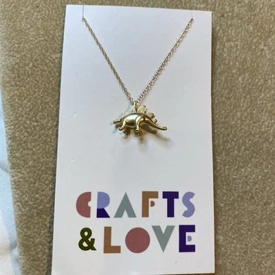 "Collar colgante de estegosaurios dinosaurios tono dorado Crafts & Love 18"" hecho en Atlanta" Foto 1 de 4