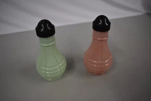 VINTAGE HAZEL ATLAS PASTEL MODERNTONE PLATONITE PINK GREEN SALT & PEPPER SHAKERS - Picture 1 of 6