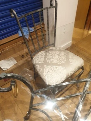  Clear Glass dinning table and chairs  beautifully presented  - Image 1 of 4