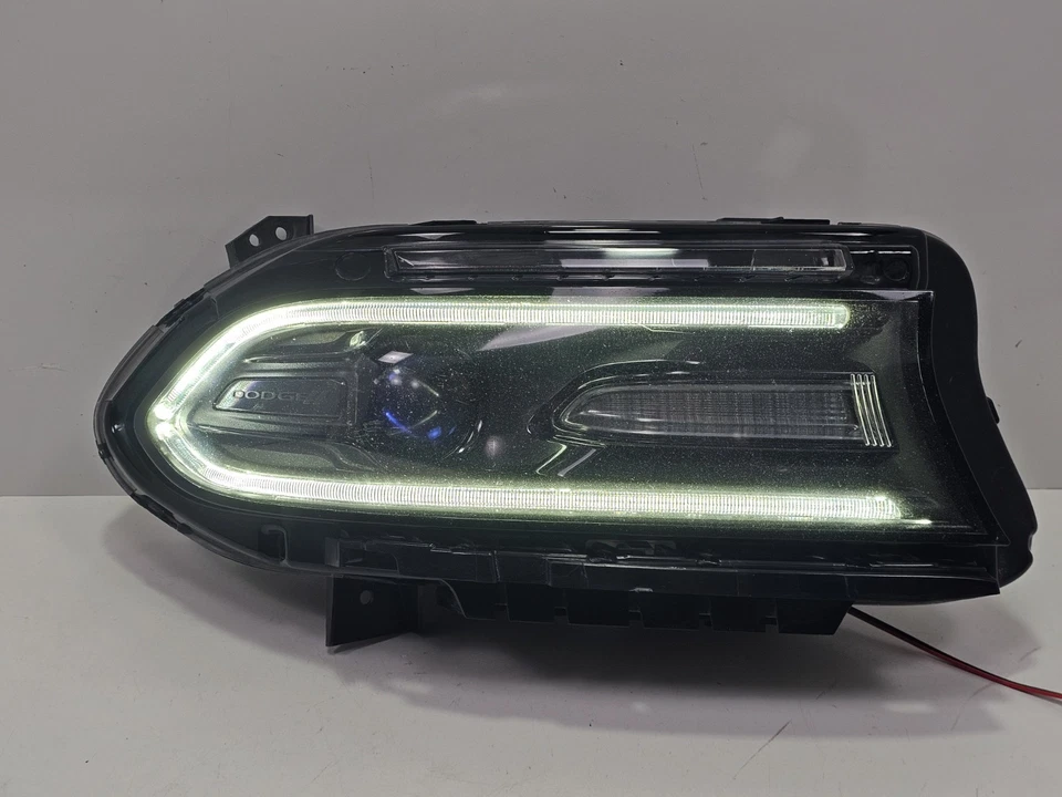 FARO CARGADOR DODGE 2015-2023 OEM LADO DERECHO PASAJERO HALÓGENO POLVO Foto 1 de 4