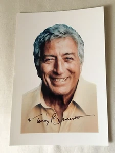 Tony Bennett LEGENDÄRER SÄNGER HANDSIGNIERTES 4x6 Foto mit Echtheitszertifikat BRANDNEU SELTEN - Bild 1 von 3