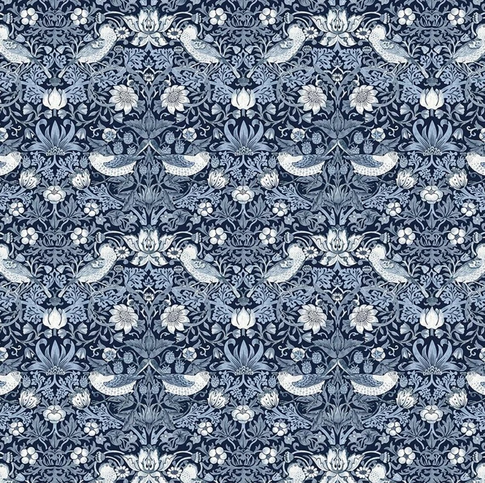 Tecido de algodão índigo FreeSpirit Morris & Co Buttermere mini ladrão de morango BTY - Imagem 1 de 1