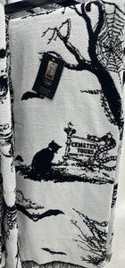 CYNTHIA ROWLEY scena cimitero HALLOWEEN lancio coperta arazzo decorazione arte parete - Foto 1 di 2