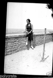 Portrait femme assise avec raquette de tennis - ancien négatif photo an. 1940 - Picture 1 of 1