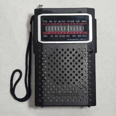 Radio Shack Realistic 12-634 Vintage Handheld AM/FM Radio Tested W/ New Battery - Image 1 of 4
