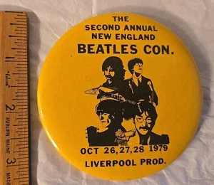 Pinback De Colección Beatles Con 1979 Nueva Inglaterra Liverpool Producciones Rock Pop Música - Imagen 1 de 7