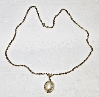 Collar Joyería Vintage 1928 Tono Dorado Imitación Perla Medallón Colgante Cuentas 28 Pulgadas Foto 1 de 4