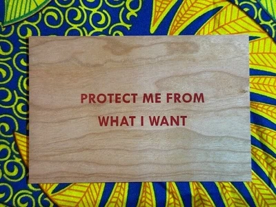 Postal de Jenny Holzer Truisms 2018: PROTÉGEME DE LO QUE QUIERO Foto 1 de 2