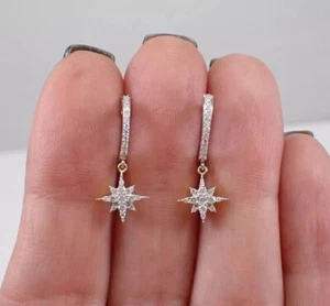 Pendientes colgantes enchapados en oro blanco de 14 k con diamantes brillantes simulados de corte redondo - Imagen 1 de 4