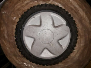 20WW88 CRAFTSMAN RUEDA DELANTERA, BUENOS DIENTES, BUENA BANDA DE RODADURA, 7-3/4"" X 2"" X 1/2"" ORIFICIO, GC - Imagen 1 de 4