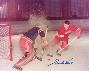 GORDIE HOWE SIGNED AUTOGRAPHED 8x10 PHOTO DETROIT RED WINGS LEGEND BECKETT BAS - Picture 1 of 2