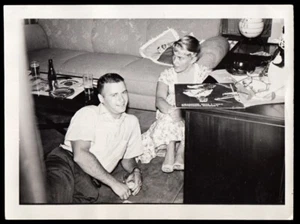 HIPSTER COUPLE & LENNIE NIEHAUS JAZZ MUSIC RECORD ALBUM PARTY ~ 1960s PHOTO - Picture 1 of 4