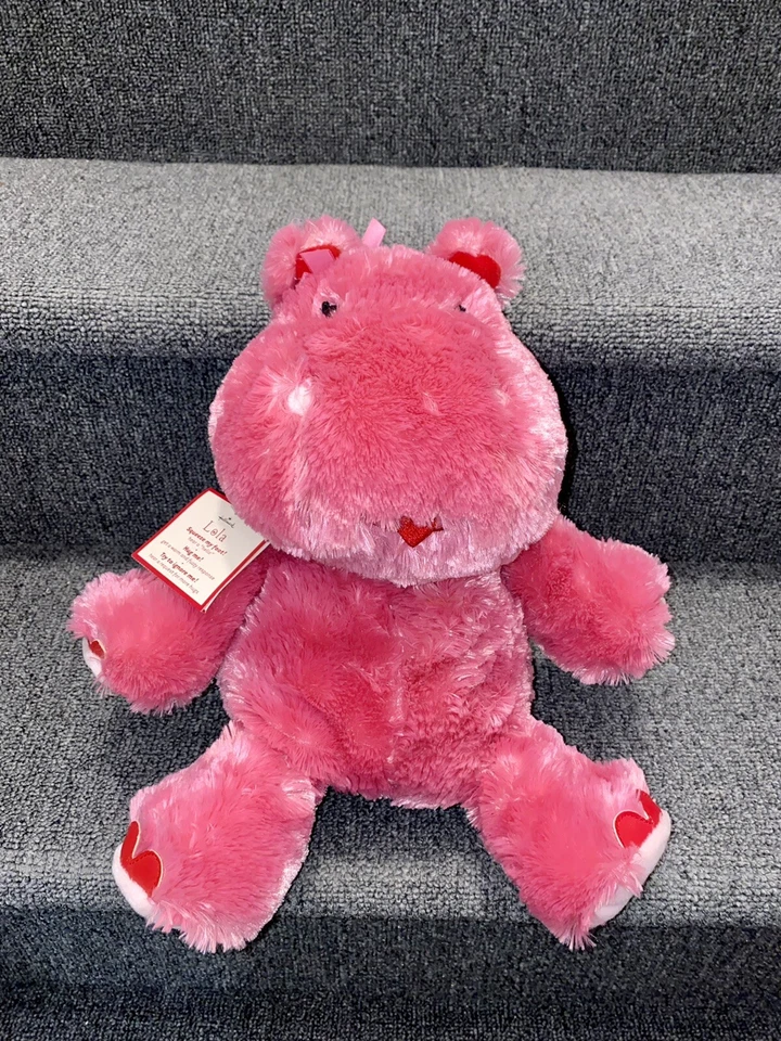 Hallmark ROSA LOLA LOVE HIPOPÓTAMO Abrazo HABLANDO OREJAS MOVIBLES Día de San Valentín Peluche JUGUETE Foto 1 de 4