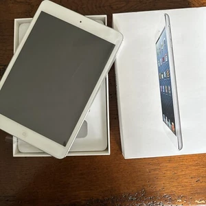 Apple iPad mini 1st Generation. 16GB, Wi-Fi, 7.9 in - White & Silver - Picture 1 of 6