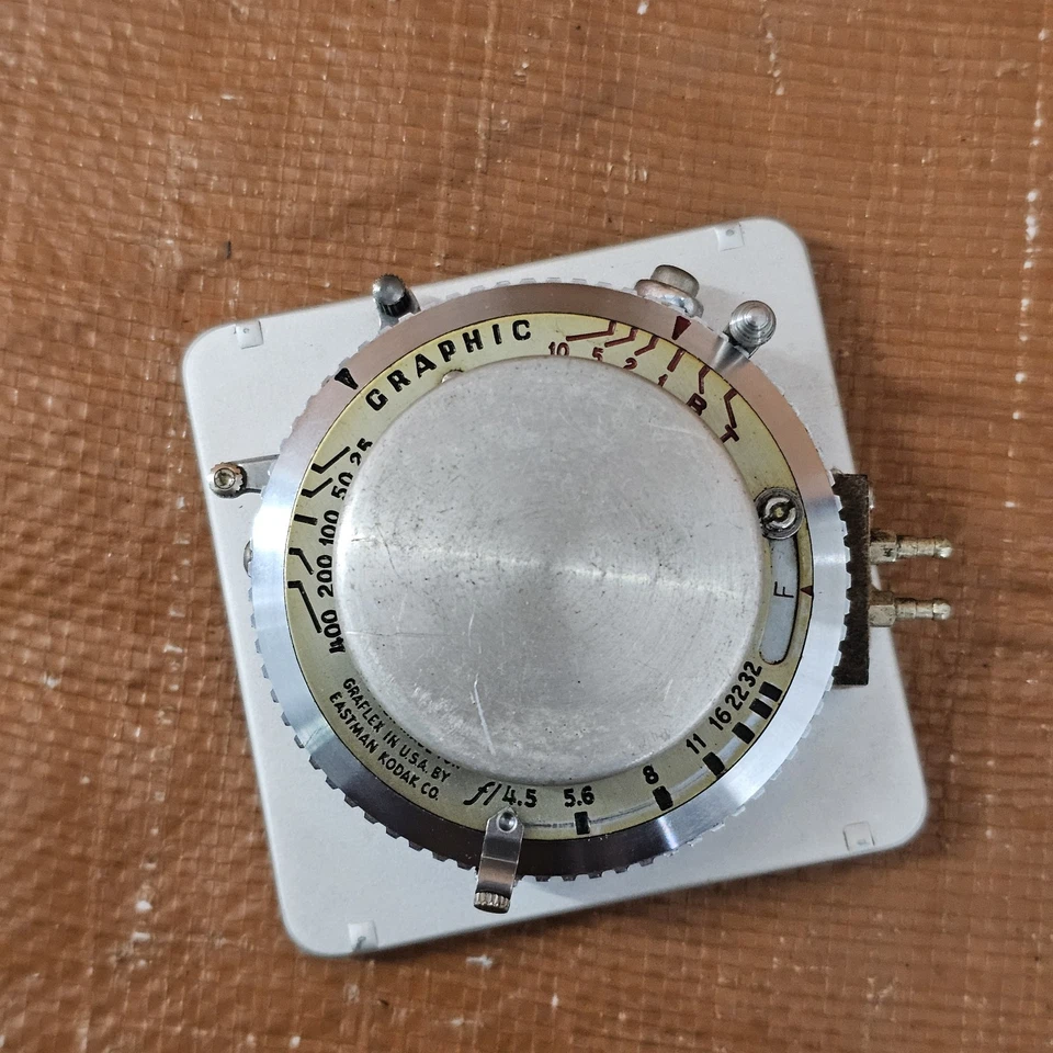 Kodak 101mm f4.5 Ektar Lens Kodak Flash Supermatic Shutter - Image 1 of 4