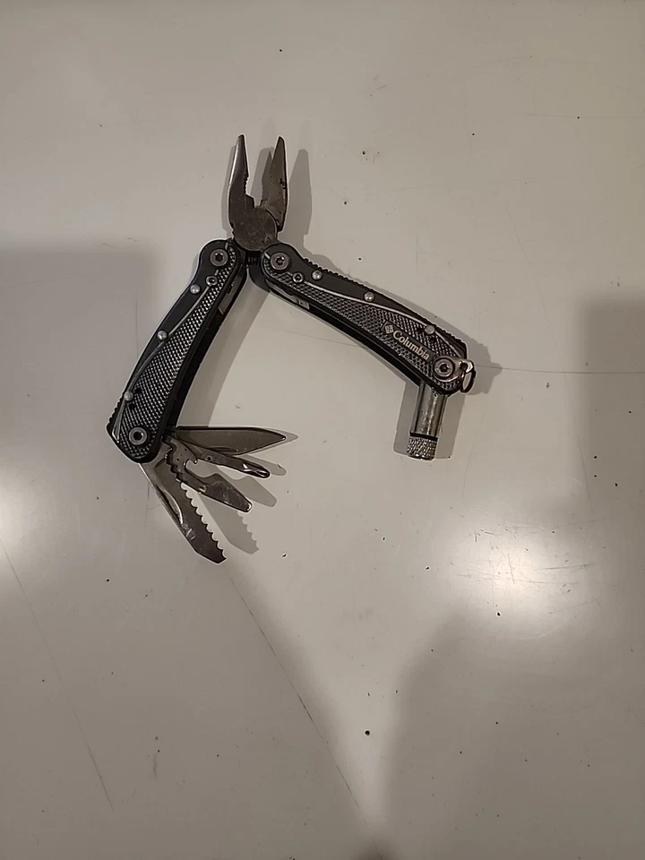 Multiherramienta Columbia con alicates, cuchillas y luz - mochilero, excursionista y campista Foto 1 de 1