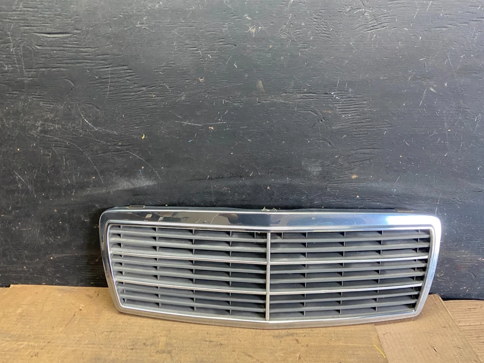 1997 to 2000 Mercedes C-Class W202 Front Upper Grill Grille OEM r2037 DG - Imagem 1 de 4